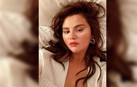 selena gomez bj|Selena Gomez Strips Down for Bathtub Photo During Paris Getaway